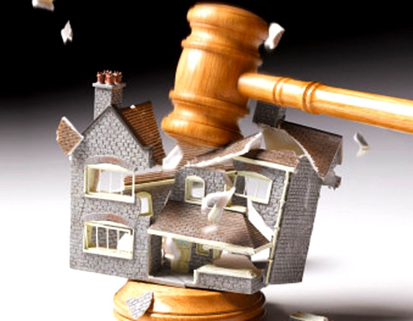 Незаконно построенные дачи и дома сносятся